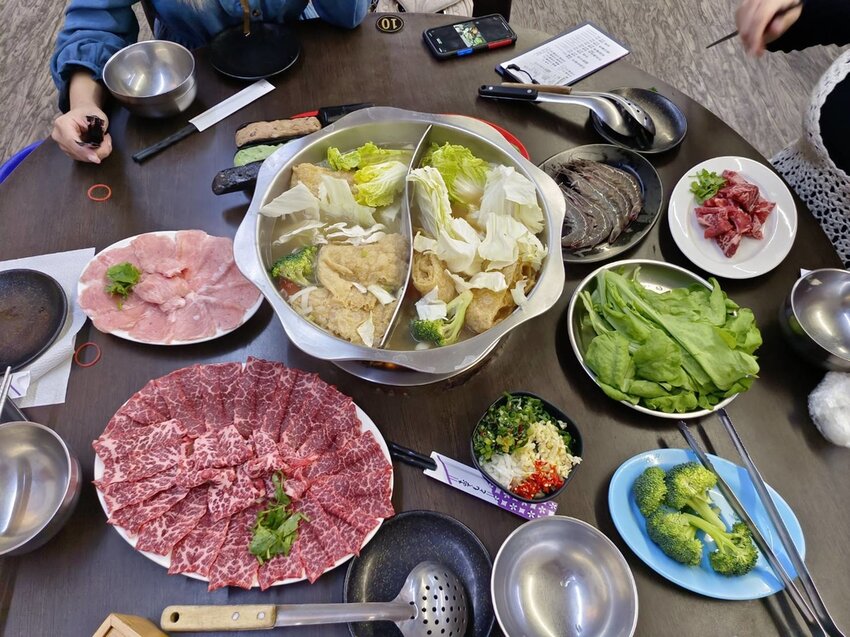 【屏東】隆興汕頭沙茶火鍋。霜降牛肉+松阪豬+哇沙米手打魚漿必點。寵物友善餐廳