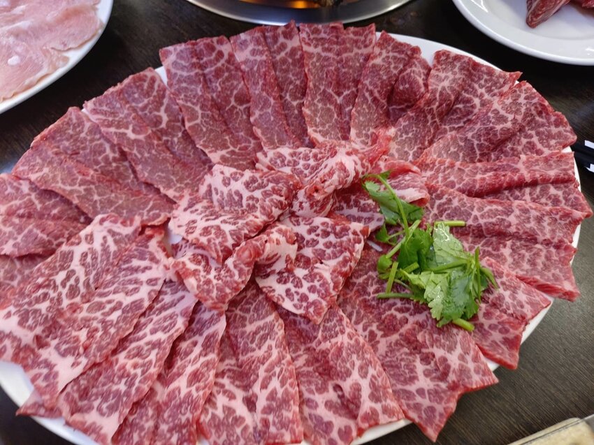 【屏東】隆興汕頭沙茶火鍋。霜降牛肉+松阪豬+哇沙米手打魚漿必點。寵物友善餐廳