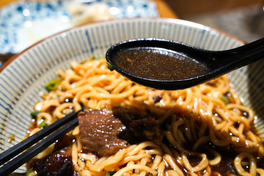 【南京復興站牛肉麵】台北麵食館-東館牛牛肉麵-數十年老主廚經驗傳承的結晶 東館牛-紅燒半筋半肉牛肉麵5