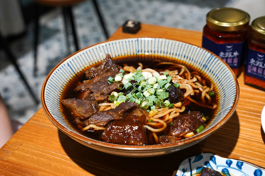 【南京復興站牛肉麵】台北麵食館-東館牛牛肉麵-數十年老主廚經驗傳承的結晶 東館牛-紅燒半筋半肉牛肉麵1