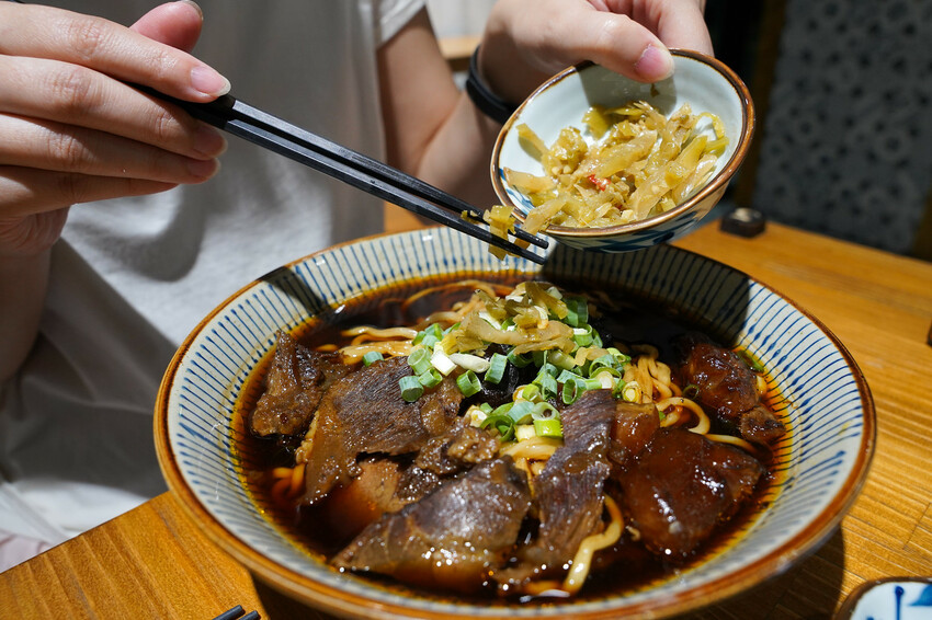 【南京復興站牛肉麵】台北麵食館-東館牛牛肉麵-數十年老主廚經驗傳承的結晶 東館牛-紅燒半筋半肉牛肉麵3
