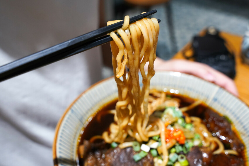 【南京復興站牛肉麵】台北麵食館-東館牛牛肉麵-數十年老主廚經驗傳承的結晶 東館牛-紅燒半筋半肉牛肉麵4