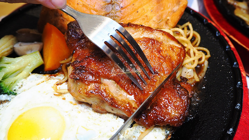 月之牛炙燒牛排專賣店 月之牛炙燒牛排專賣店,月之牛,基隆平價牛排,基隆火車站美食,基隆車站美食,基隆火車站牛排,基隆車站牛排,基隆火車站大份量美食,基隆車站大份量美食