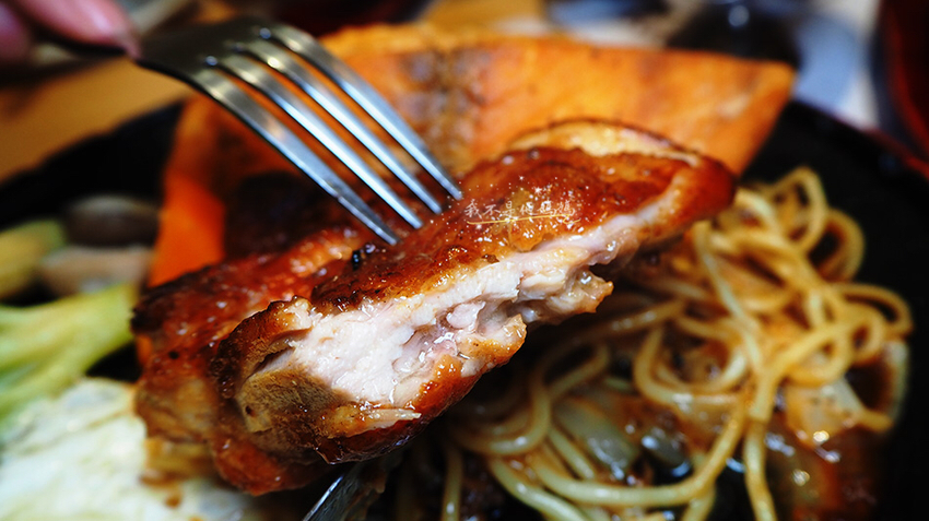 月之牛炙燒牛排專賣店 基隆廟口雙拼牛排,基隆廟口海陸大餐,基隆廟口鐵板美食,基隆廟口鐵板牛排,基隆火車站鐵板美食,基隆車站炙燒,基隆廟口聚餐,基隆廟口包廂餐廳