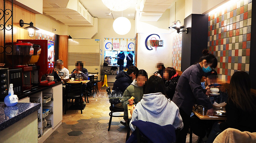 月之牛炙燒牛排專賣店 基隆廟口雙拼牛排,基隆廟口海陸大餐,基隆廟口鐵板美食,基隆廟口鐵板牛排,基隆火車站鐵板美食,基隆車站炙燒,基隆廟口聚餐,基隆廟口包廂餐廳