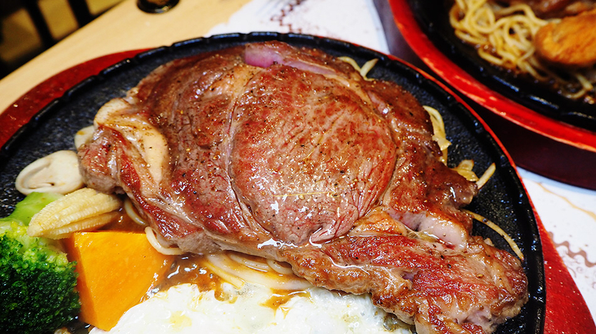 月之牛炙燒牛排專賣店 基隆廟口雙拼牛排,基隆廟口海陸大餐,基隆廟口鐵板美食,基隆廟口鐵板牛排,基隆火車站鐵板美食,基隆車站炙燒,基隆廟口聚餐,基隆廟口包廂餐廳