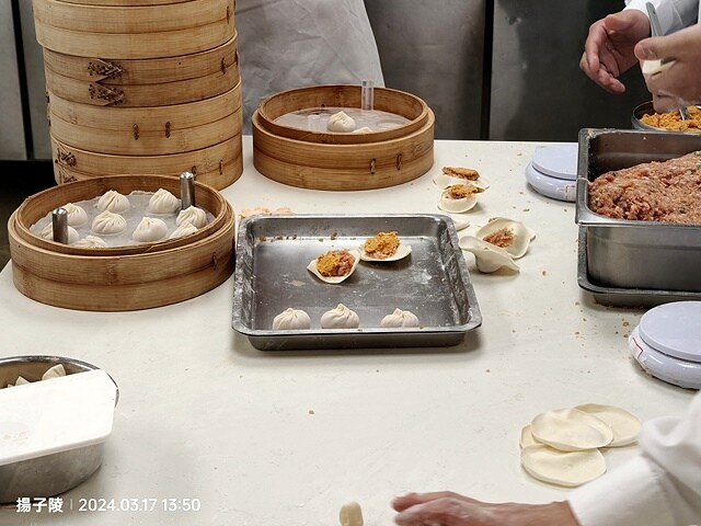 2024鼎泰豐|新生店,品嚐黃金十八摺的小籠包🍜,米其林指南