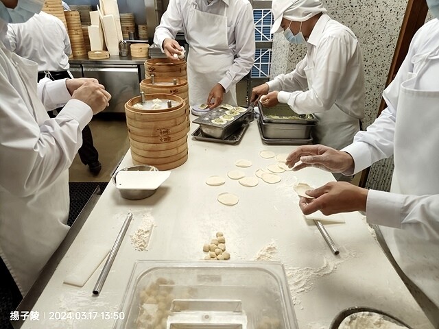 2024鼎泰豐|新生店,品嚐黃金十八摺的小籠包🍜,米其林指南