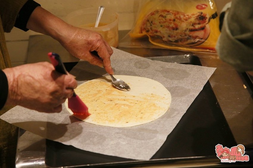 【台南美食】這真的不是pizza！日式小攤車上販售美味平價明太子烤餅：日式明太子起司烤餅 - 熱血玩台南。跳躍新世界