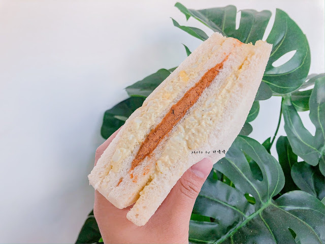 【台中 沙鹿】The san 🌞沙鹿韓系清新風早餐，三明治口味多樣，鹹甜都有，蔥油餅蛋外酥內軟嫩，爆炸好吃，醬料可自由搭配，飲品也絲毫不遜色，吃過一定會再回頭👍