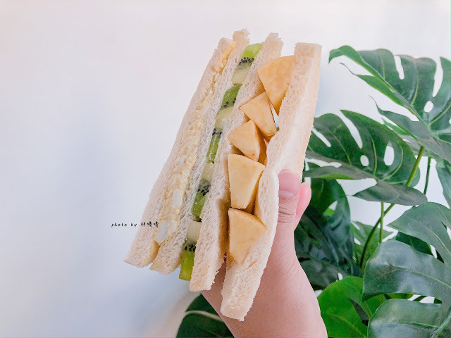 【台中 沙鹿】The san 🌞沙鹿韓系清新風早餐，三明治口味多樣，鹹甜都有，蔥油餅蛋外酥內軟嫩，爆炸好吃，醬料可自由搭配，飲品也絲毫不遜色，吃過一定會再回頭👍