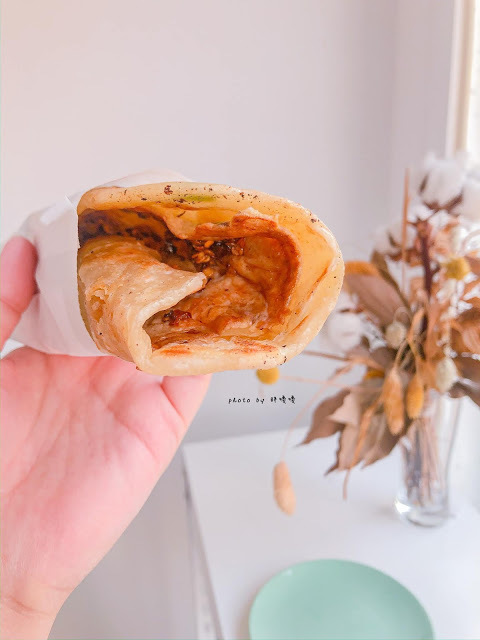 【台中 沙鹿】The san 🌞沙鹿韓系清新風早餐，三明治口味多樣，鹹甜都有，蔥油餅蛋外酥內軟嫩，爆炸好吃，醬料可自由搭配，飲品也絲毫不遜色，吃過一定會再回頭👍