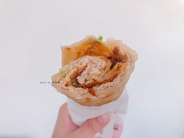 【台中 沙鹿】The san 🌞沙鹿韓系清新風早餐，三明治口味多樣，鹹甜都有，蔥油餅蛋外酥內軟嫩，爆炸好吃，醬料可自由搭配，飲品也絲毫不遜色，吃過一定會再回頭👍