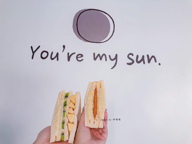 【台中 沙鹿】The san 🌞沙鹿韓系清新風早餐，三明治口味多樣，鹹甜都有，蔥油餅蛋外酥內軟嫩，爆炸好吃，醬料可自由搭配，飲品也絲毫不遜色，吃過一定會再回頭👍