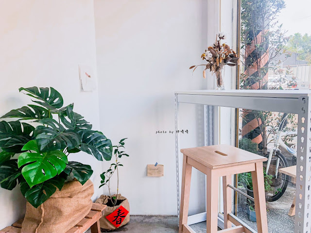 【台中 沙鹿】The san 🌞沙鹿韓系清新風早餐，三明治口味多樣，鹹甜都有，蔥油餅蛋外酥內軟嫩，爆炸好吃，醬料可自由搭配，飲品也絲毫不遜色，吃過一定會再回頭👍