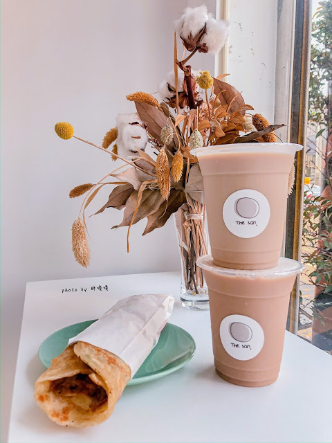 【台中 沙鹿】The san 🌞沙鹿韓系清新風早餐，三明治口味多樣，鹹甜都有，蔥油餅蛋外酥內軟嫩，爆炸好吃，醬料可自由搭配，飲品也絲毫不遜色，吃過一定會再回頭👍
