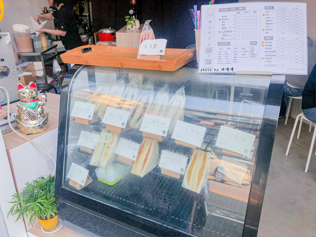 【台中 沙鹿】The san 🌞沙鹿韓系清新風早餐，三明治口味多樣，鹹甜都有，蔥油餅蛋外酥內軟嫩，爆炸好吃，醬料可自由搭配，飲品也絲毫不遜色，吃過一定會再回頭👍