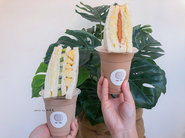 【台中 沙鹿】The san 🌞沙鹿韓系清新風早餐，三明治口味多樣，鹹甜都有，蔥油餅蛋外酥內軟嫩，爆炸好吃，醬料可自由搭配，飲品也絲毫不遜色，吃過一定會再回頭👍