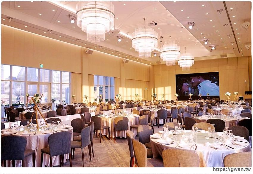 全台唯一全黑鏡面鋼琴烤漆宴會廳,還有夢幻池畔廣場!台中超有質感的婚宴會館在這裡~