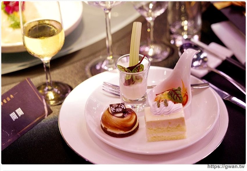 全台唯一全黑鏡面鋼琴烤漆宴會廳,還有夢幻池畔廣場!台中超有質感的婚宴會館在這裡~