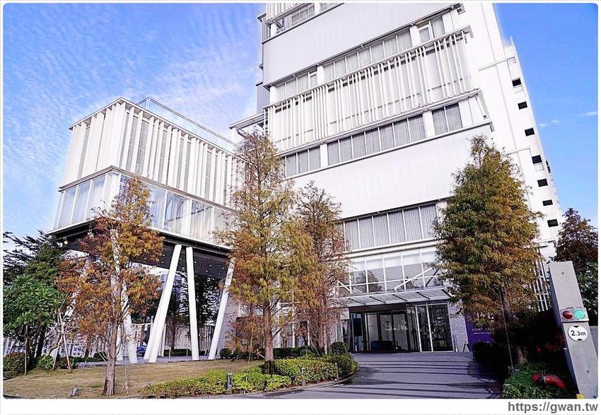 全台唯一全黑鏡面鋼琴烤漆宴會廳,還有夢幻池畔廣場!台中超有質感的婚宴會館在這裡~