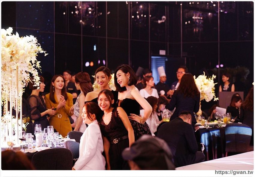 全台唯一全黑鏡面鋼琴烤漆宴會廳,還有夢幻池畔廣場!台中超有質感的婚宴會館在這裡~