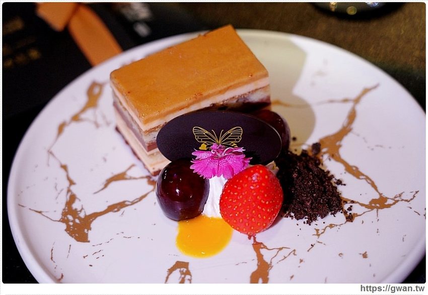 全台唯一全黑鏡面鋼琴烤漆宴會廳,還有夢幻池畔廣場!台中超有質感的婚宴會館在這裡~