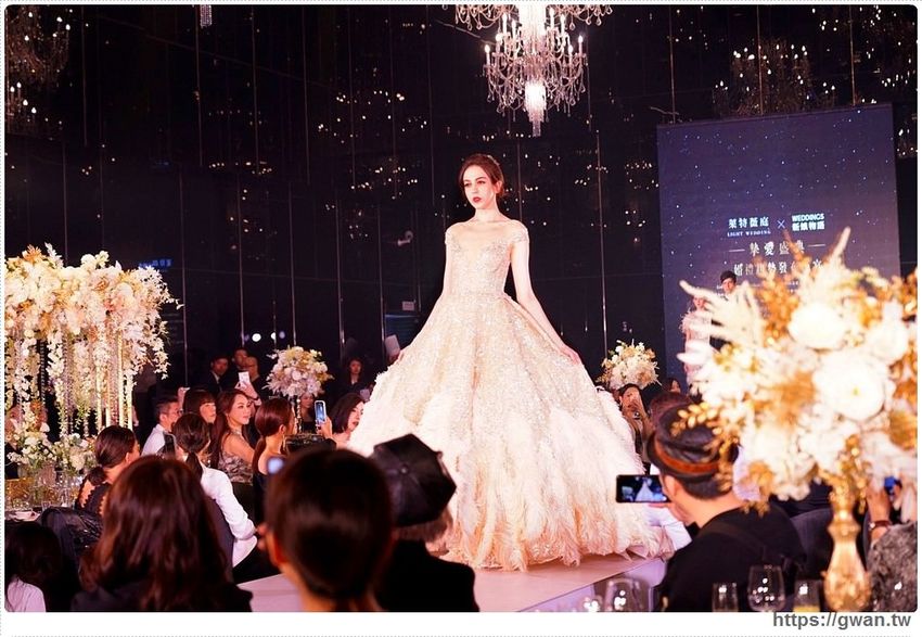 全台唯一全黑鏡面鋼琴烤漆宴會廳,還有夢幻池畔廣場!台中超有質感的婚宴會館在這裡~