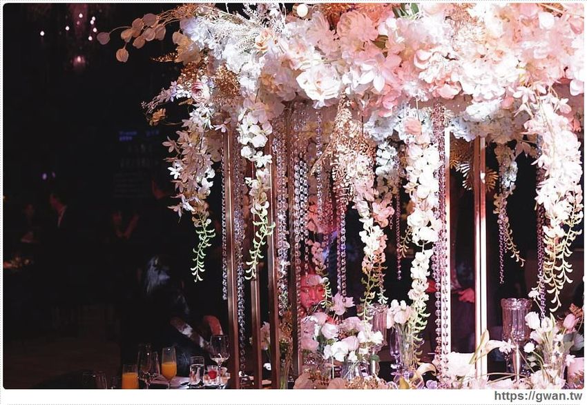 全台唯一全黑鏡面鋼琴烤漆宴會廳,還有夢幻池畔廣場!台中超有質感的婚宴會館在這裡~