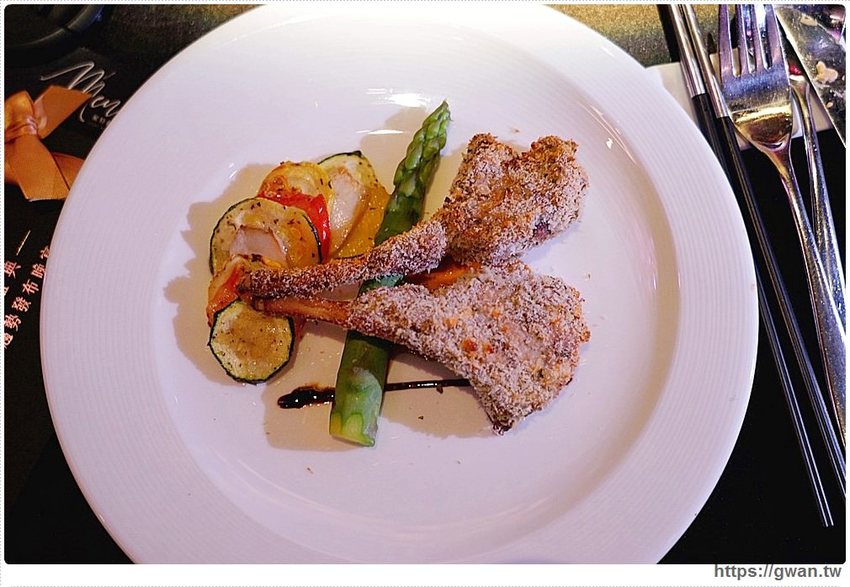 全台唯一全黑鏡面鋼琴烤漆宴會廳,還有夢幻池畔廣場!台中超有質感的婚宴會館在這裡~