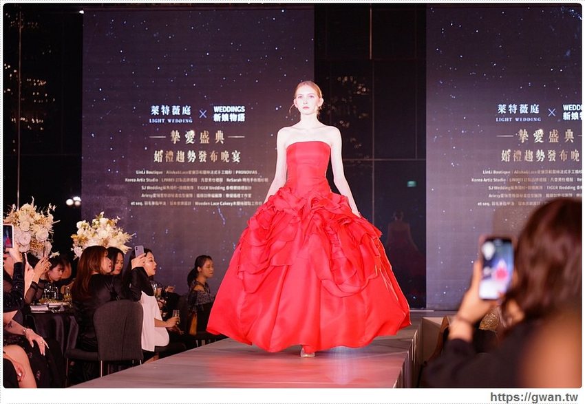 全台唯一全黑鏡面鋼琴烤漆宴會廳,還有夢幻池畔廣場!台中超有質感的婚宴會館在這裡~