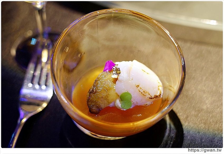 全台唯一全黑鏡面鋼琴烤漆宴會廳,還有夢幻池畔廣場!台中超有質感的婚宴會館在這裡~