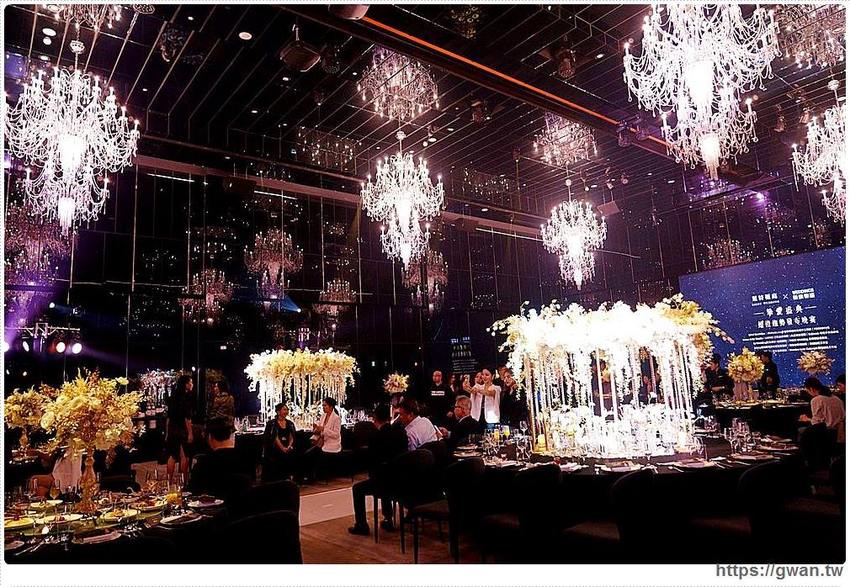 全台唯一全黑鏡面鋼琴烤漆宴會廳,還有夢幻池畔廣場!台中超有質感的婚宴會館在這裡~