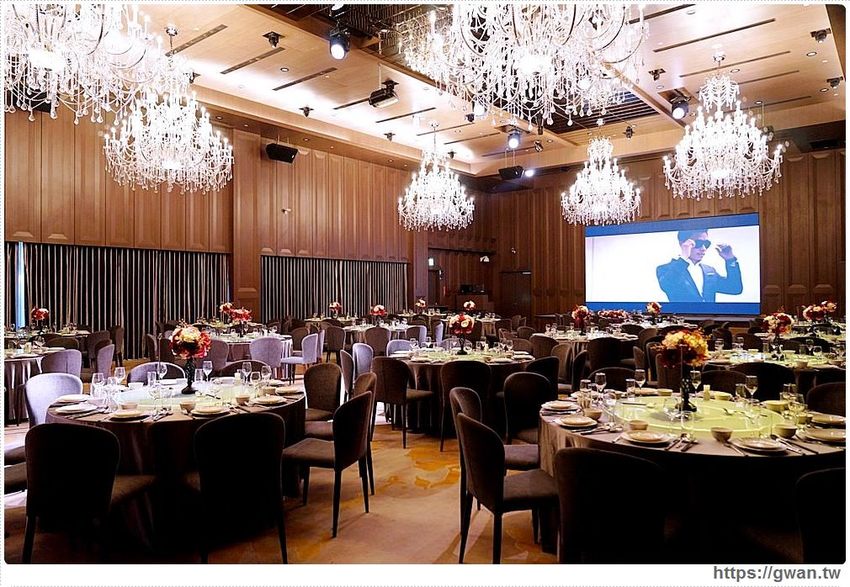 全台唯一全黑鏡面鋼琴烤漆宴會廳,還有夢幻池畔廣場!台中超有質感的婚宴會館在這裡~