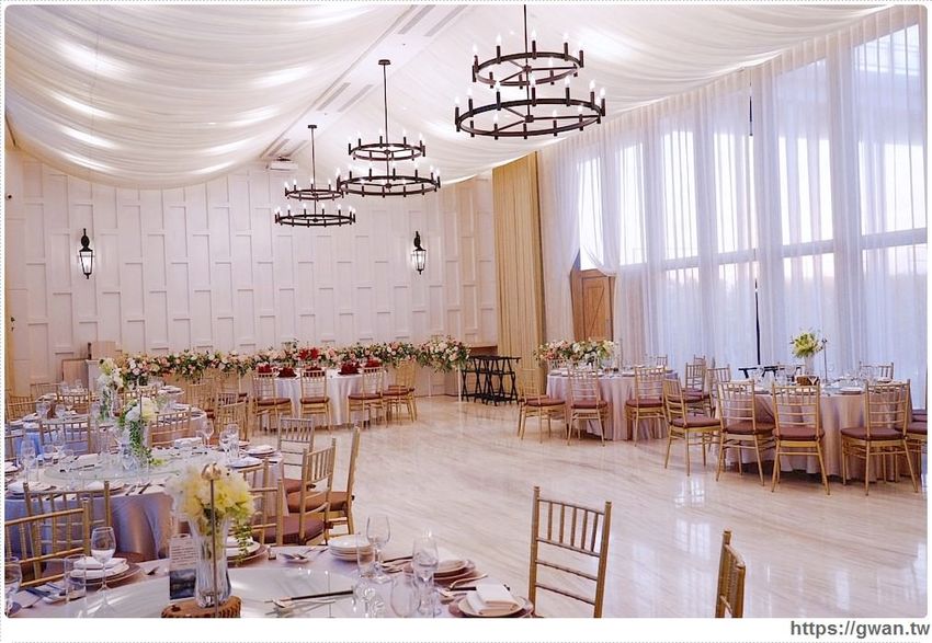 全台唯一全黑鏡面鋼琴烤漆宴會廳,還有夢幻池畔廣場!台中超有質感的婚宴會館在這裡~