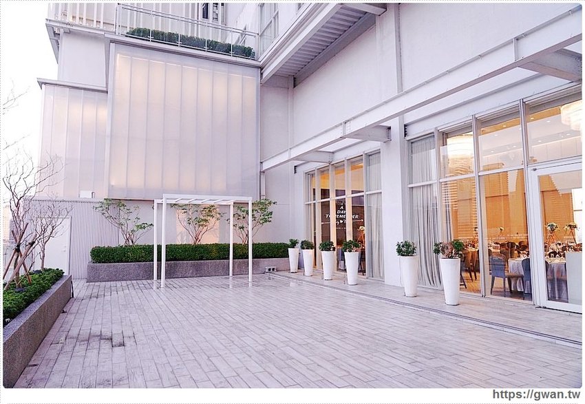 全台唯一全黑鏡面鋼琴烤漆宴會廳,還有夢幻池畔廣場!台中超有質感的婚宴會館在這裡~