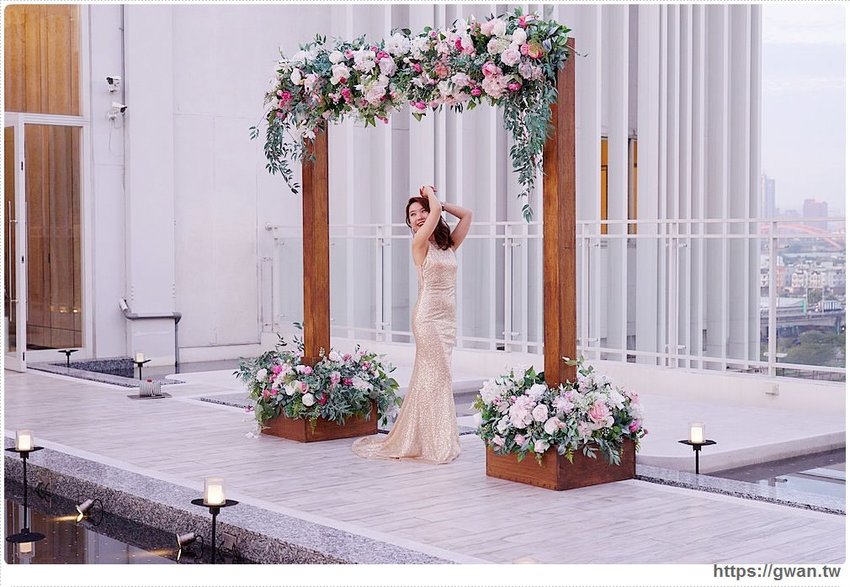 全台唯一全黑鏡面鋼琴烤漆宴會廳,還有夢幻池畔廣場!台中超有質感的婚宴會館在這裡~