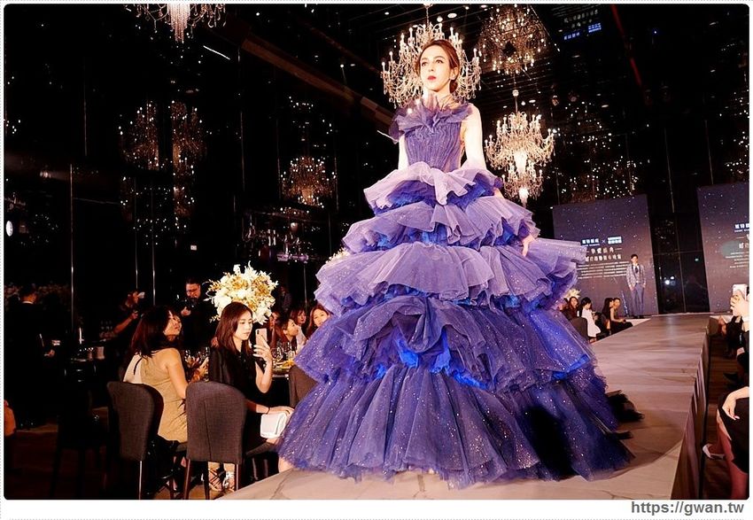 全台唯一全黑鏡面鋼琴烤漆宴會廳,還有夢幻池畔廣場!台中超有質感的婚宴會館在這裡~