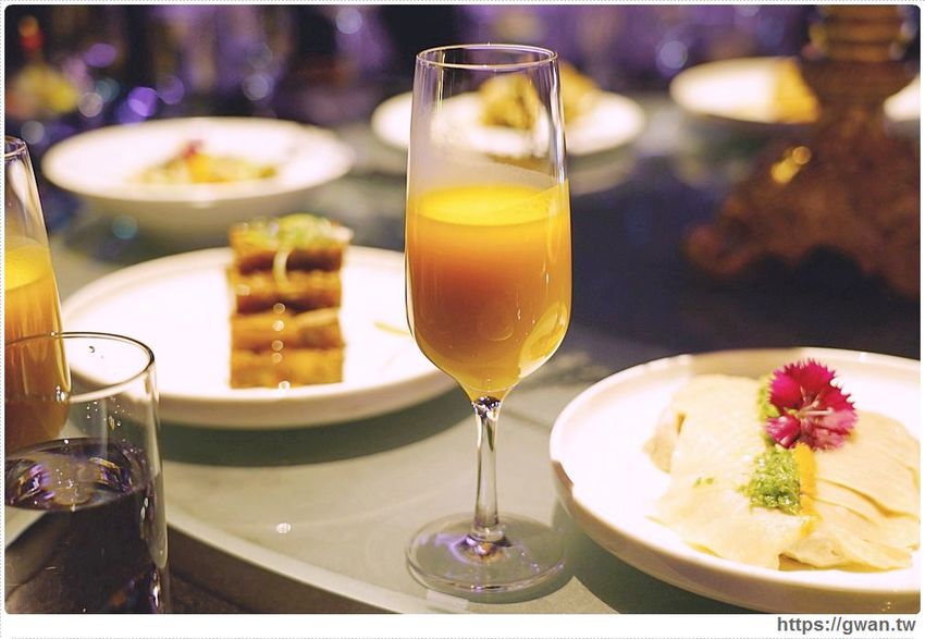 全台唯一全黑鏡面鋼琴烤漆宴會廳,還有夢幻池畔廣場!台中超有質感的婚宴會館在這裡~