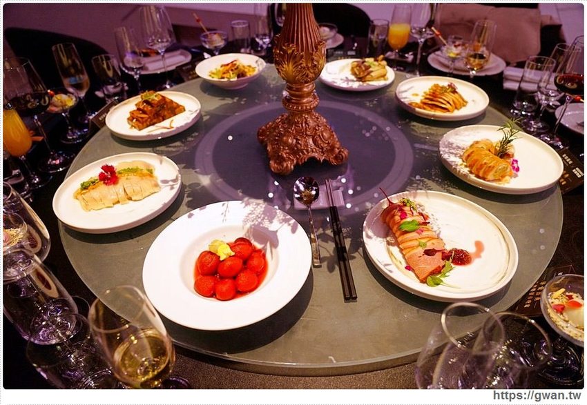 全台唯一全黑鏡面鋼琴烤漆宴會廳,還有夢幻池畔廣場!台中超有質感的婚宴會館在這裡~