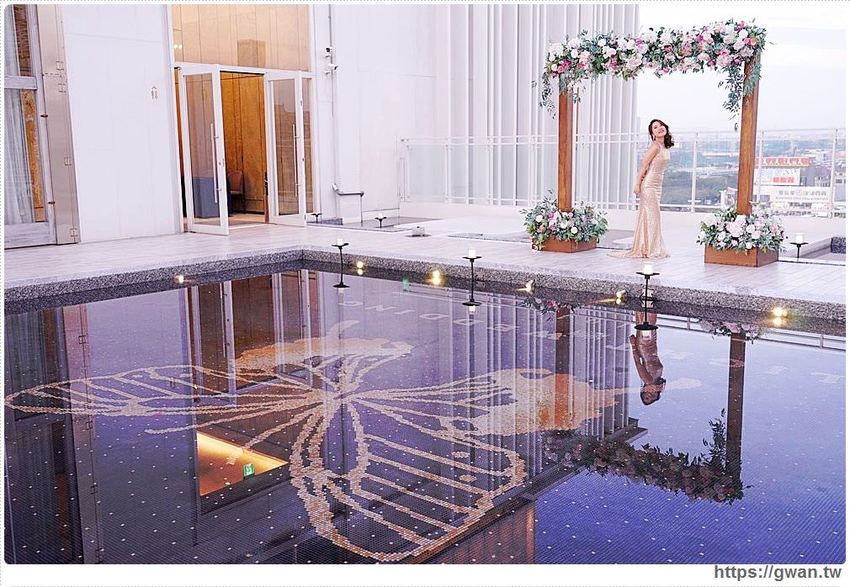 全台唯一全黑鏡面鋼琴烤漆宴會廳,還有夢幻池畔廣場!台中超有質感的婚宴會館在這裡~