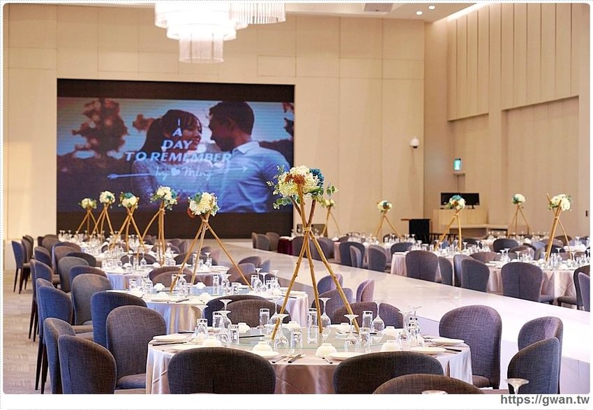 全台唯一全黑鏡面鋼琴烤漆宴會廳,還有夢幻池畔廣場!台中超有質感的婚宴會館在這裡~