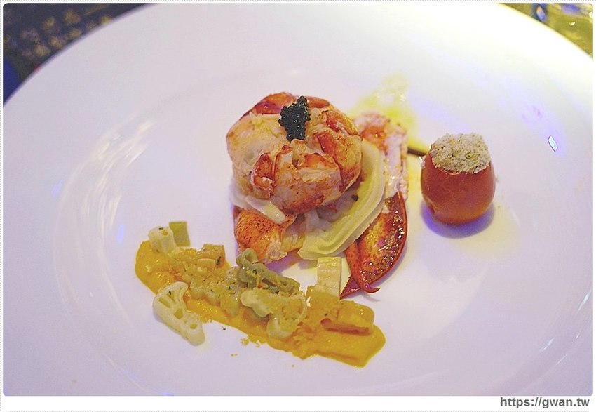 全台唯一全黑鏡面鋼琴烤漆宴會廳,還有夢幻池畔廣場!台中超有質感的婚宴會館在這裡~