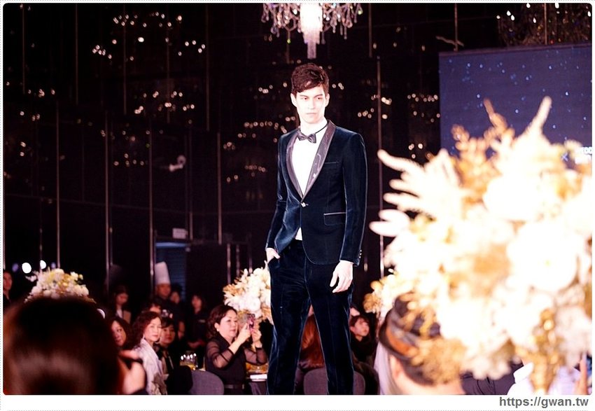 全台唯一全黑鏡面鋼琴烤漆宴會廳,還有夢幻池畔廣場!台中超有質感的婚宴會館在這裡~