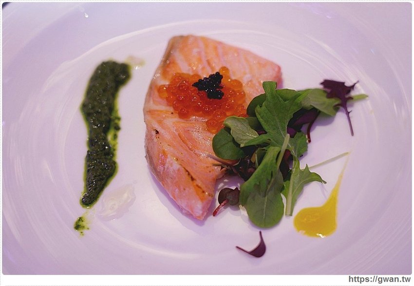 全台唯一全黑鏡面鋼琴烤漆宴會廳,還有夢幻池畔廣場!台中超有質感的婚宴會館在這裡~