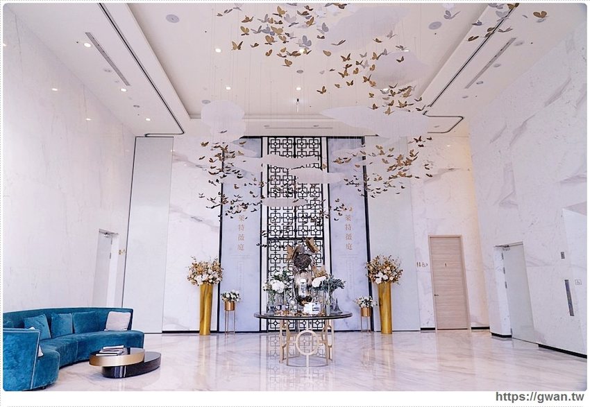 全台唯一全黑鏡面鋼琴烤漆宴會廳,還有夢幻池畔廣場!台中超有質感的婚宴會館在這裡~