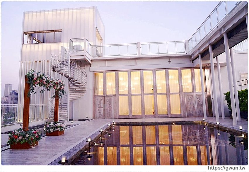 全台唯一全黑鏡面鋼琴烤漆宴會廳,還有夢幻池畔廣場!台中超有質感的婚宴會館在這裡~