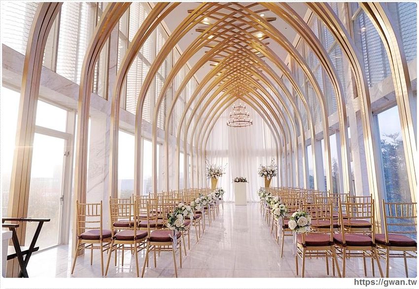 全台唯一全黑鏡面鋼琴烤漆宴會廳,還有夢幻池畔廣場!台中超有質感的婚宴會館在這裡~