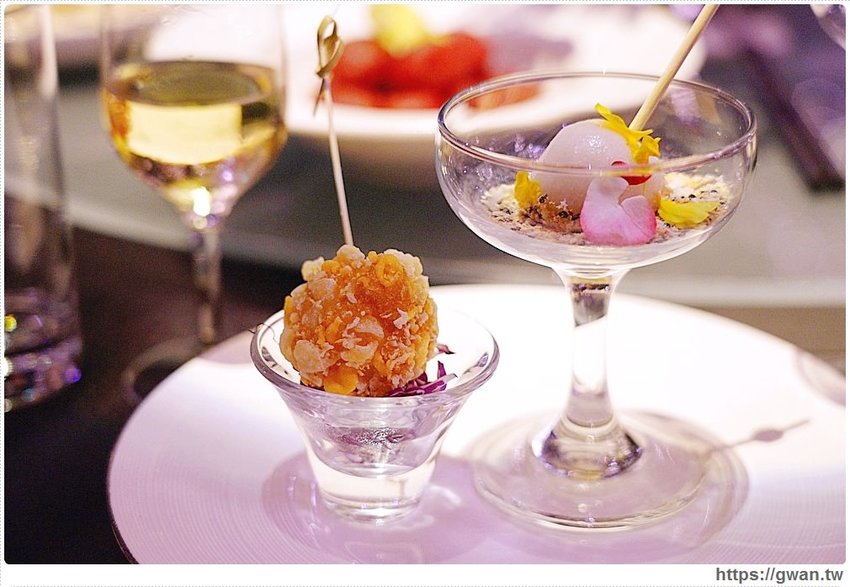 全台唯一全黑鏡面鋼琴烤漆宴會廳,還有夢幻池畔廣場!台中超有質感的婚宴會館在這裡~