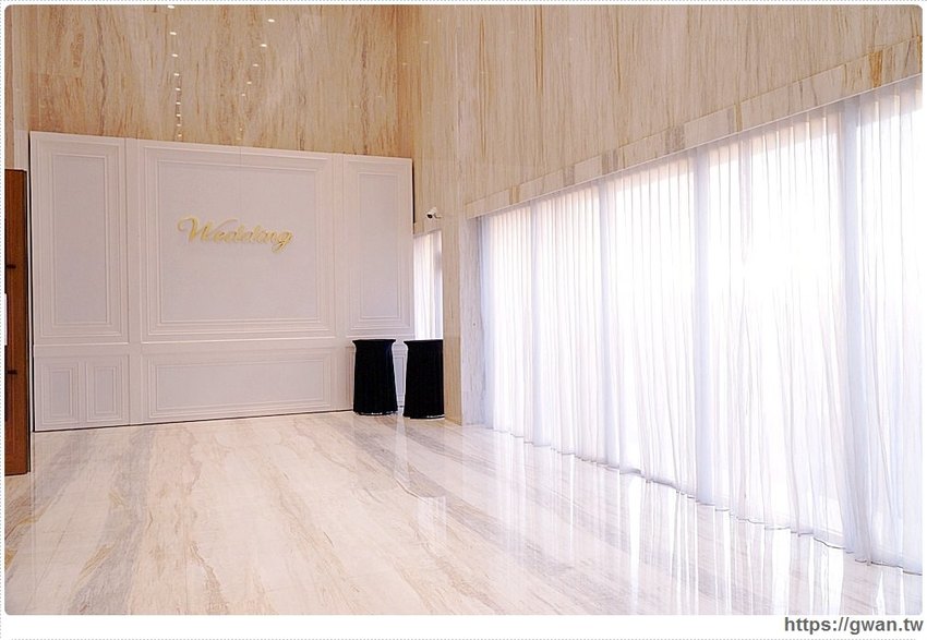 全台唯一全黑鏡面鋼琴烤漆宴會廳,還有夢幻池畔廣場!台中超有質感的婚宴會館在這裡~